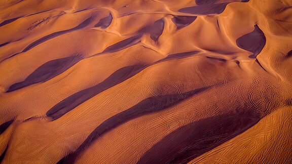 Eine Wüste mit rötlichem Sand